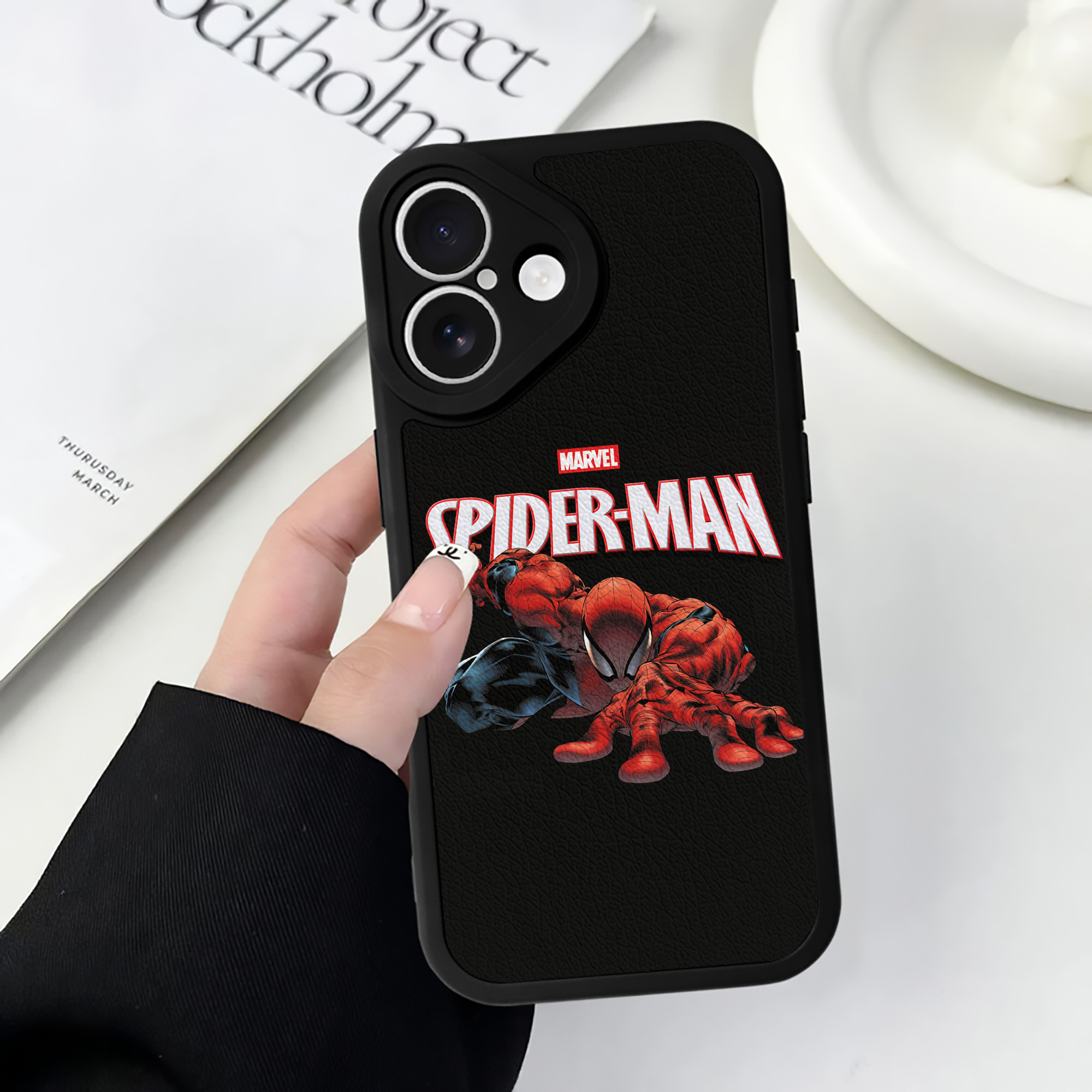 Spider Man スパイダーマン 【iPhone 16シリーズ対応】シリコンスマホケース（レザー調） 材質：シリコン